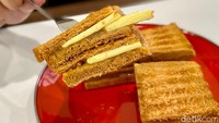 Puas menyantap makanan beratnya, ada menu ala kopitiam lainnya yang sayang untuk dilewatkan yaitu Kaya Butter Toast (Rp 24.000). Bagian dalam roti diisi oleh butter yang meleleh. Foto: detikFood