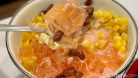 Isiannya lengkap ada es serut, agar-agar, jagung manis, serutan buah nangka dan es krim vanila.Foto: detikFood
