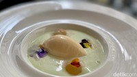 Untuk menu dessert ada Melon Soup yang menyegarkan dengan cita rasa unik. Teksturnya kental dan creamy, yang mengingatkan dengan rasa bubur kacang hijau. Foto: detikcom/Riska Fitria