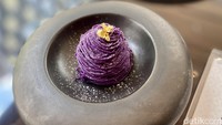 Terakhir ada Purple Potato Mont-Blanc dengan warna ungu yang cantik. Teksturnya lembut dengan topping mewah berupa lembaran edible gold. Foto: detikcom/Riska Fitria