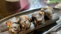 Salah satu yang menarik adalah Crispy OKU Karage yang diracik menggunakan charcoal (arang hitam). Karenanya, chicken karage ini warnanya hitam pekat. Foto: detikcom/Riska Fitria