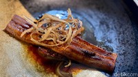 Ini adalah menu Eel and Foie Gras Dish with Sansho Pepper Sauce. Perpaduan antara belut dan foie gras dengan balutan saus sansho pepper memberikan cita rasa yang manis umami. Foto: detikcom/Riska Fitria