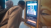 Sementara itu, pengunjung bisa mencoba fitur cek wajah di masa lalu lewat karya Mengenal Paras Nusantara. Foto diri detikers dengan menyentuh layar interaktif, lalu akan muncul gambaran kemiripan wajahmu dengan sosok di 78 lukisan karya maestro Raden Mas Pirngadie tahun 1935 lalu! Foto: Trisna Wulandari/detikEdu