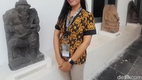 Edukator Museum Nasional Indonesia Esti Kurnia Sari mengatakan para pengunjung bisa berfoto dengan arca dan koleksi museum lainnya. Syaratnya, jangan menyentuh arca atau koleksi lain yang bukan karya interaktif.Silahkan berfoto, asal tidak dipegang (arcanya). Kita tidak tahu habis pegang apa, keringat tangan mengandung apa, jadi mari kita jaga bersama, tutur Esti pada detikEdu. Foto: Trisna Wulandari/detikEdu