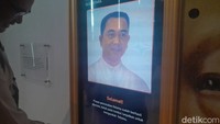 Dalam fitur cek wajah ini, algoritma pada karya instalasi Mengenal Paras Nusantara menggunakan kecerdasan buatan (AI) untuk mengidetifikasi anatomi wajah, informasi kemiripan asal-usul, ras, dan suku berdasarkan kecocokan dengan sosok-sosok yang dilukis sang maestro Pirngadie. Foto: Trisna Wulandari/detikEdu