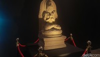 Arca Dewi Prajñaparamita digambarkan duduk di atas padma atau teratai dalam posisi vajraparyaṅka. Ia melambangkan kebijaksanaan dan pengetahuan tertinggi dalam pemujaan Buddha Mahayana. Memuja Dewi ini bagi warga Buddha menjadi pengharapan agar bijaksana dan berpengetahuan. Foto: Trisna Wulandari/detikEdu