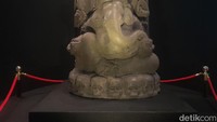 Arca Ganesa merupakan salah satu artefak yang ditampilkan dalam pameran teranyar Museum Nasional. Ganesa merupakan dewa Hindu yang menghapus rintangan dan melindungi seni, ilmu pengetahuan, dan kecerdasan. Sosok kepala gajah badan manusia Ganesa mencerminkan kebijaksanaan. Ganesa mengenakan atribut modaka dan tanduk terbelah, wujud kesediaan menghadapi tantangan demi kebaikan yang lebih besar. Foto: Trisna Wulandari/detikEdu