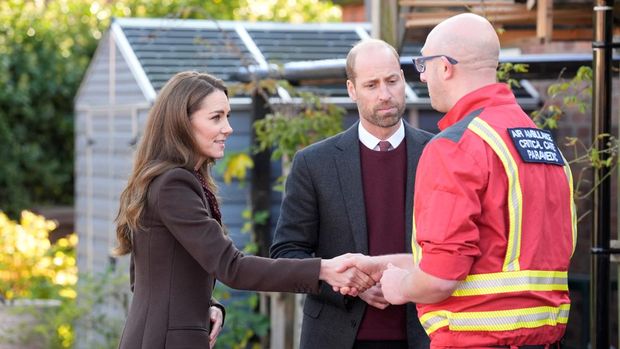 Pangeran William dan Putri Catherine bertemu dengan seorang paramedis. (Danny Lawson/Pool via REUTERS)