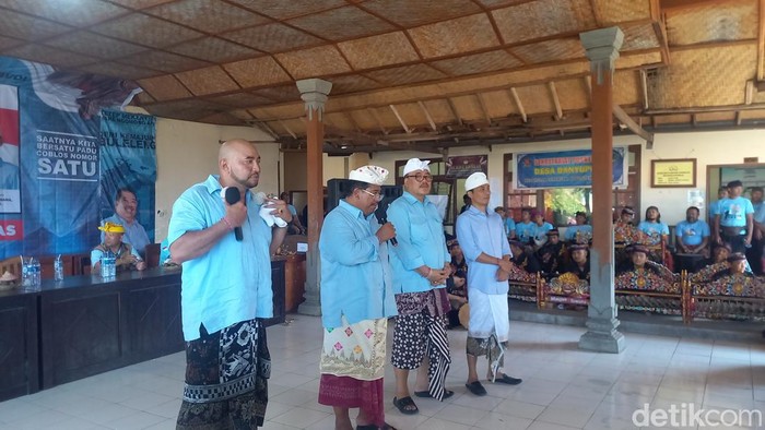 Pasangan calon (paslon) gubernur dan wakil gubernur Bali nomor urut 1 Made Muliawan Arya-Putu Agus Suradnyana (PAS) melakukan kampanye di Desa Banyupoh, Kecamatan Gerokgak, Buleleng, Bali Jumat (11/10/2024) sore. (Made Wijaya Kusuma)