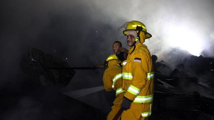 Petugas memadamkan sisa api yang membakar kios di Pasar Pulo Payung Dumai, Riau, Kamis (10/10/2024) dini hari. Puluhan kios dan lapak pedagang di pasar induk kota tersebut terbakar sekitar pukul 23.00 WIB dan diduga api berasal dari hubungan arus pendek listrik. ANTARA FOTO/Aswaddy Hamid/YU