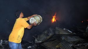 Puluhan Kios di Pasar Pulo Payung Kota Dumai Terbakar