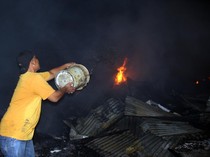 Puluhan Kios di Pasar Pulo Payung Kota Dumai Terbakar