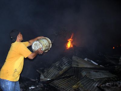 Puluhan Kios di Pasar Pulo Payung Kota Dumai Terbakar