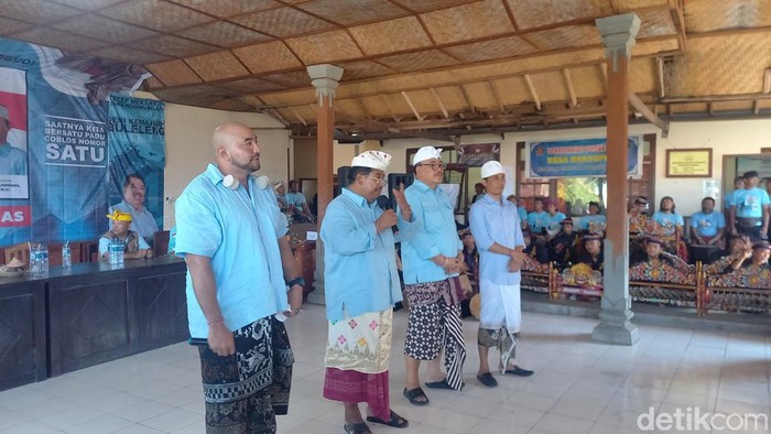 Paslon gubernur dan wakil gubernur Bali nomor urut 1 Made Muliawan Arya-Putu Agus Suradnyana (PAS) saat berkampanye di Desa Banyupoh, Kecamatan Gerokgak, Buleleng, Jumat (11/10/2024). (Foto: Made Wijaya Kusuma/detikBali)