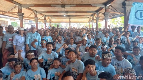 Paslon nomor urut 1 Made Muliawan Arya-Putu Agus Suradnyana (PAS) melakukan kampanye di Desa Banyupoh, Kecamatan Gerokgak, Buleleng, Bali Jumat (11/10/2024). (Made Wijaya Kusuma)