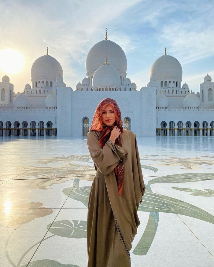 Pegulat Summer Rae Liburan ke UEA