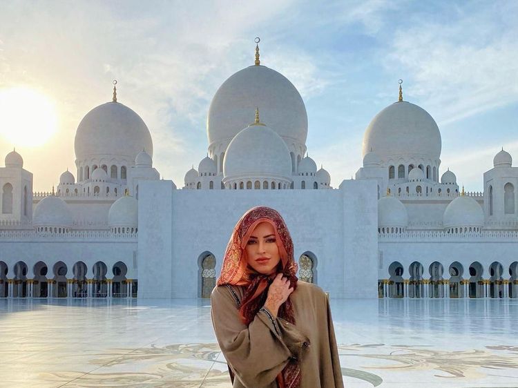 Saat Pegulat Summer Rae Liburan ke UEA: Berkunjung ke Masjid