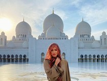 Saat Pegulat Summer Rae Liburan ke UEA: Berkunjung ke Masjid