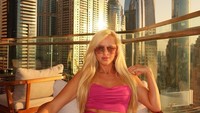 Dia menuliskan menikmati sunset dari ketinggian Dubai.
