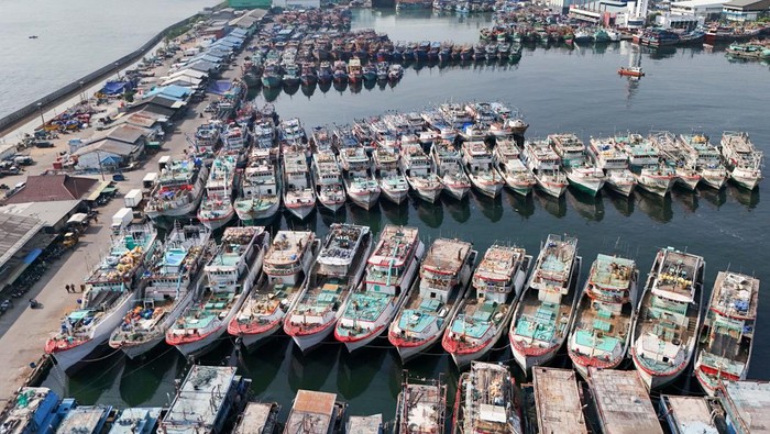 A drone view shows fishing boats docked at Muara Baru fishing port, in Jakarta, Indonesia October 9, 2024. REUTERS/Willy Kurniawan
