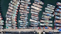 Pemandangan drone menunjukkan kapal nelayan berlabuh di pelabuhan perikanan Muara Baru, di Jakarta, Rabu (9/10). REUTERS/Willy Kurniawan.  