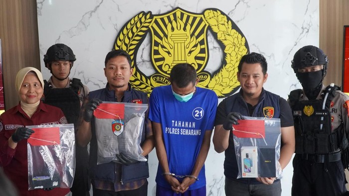 Pelaku perampokan minimarket di Semarang. Foto diunggah Jumat (11/10/2024).