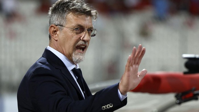 Soccer Football - World Cup - Asian Qualifiers - Third Round - Group C - Bahrain v Indonesia - Bahrain National Stadium, Riffa, Bahrain - October 10, 2024 Bahrain coach Dragan Talajic before the match REUTERS/Hamad I Mohammed