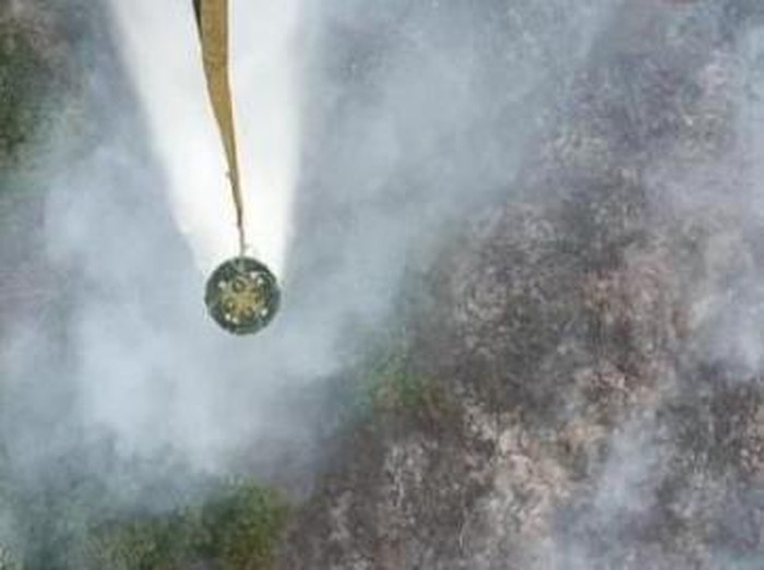 Pemadaman jalur udara dengan helikopter water bombing dilakukan di sejumlah daerah di Sumsel
