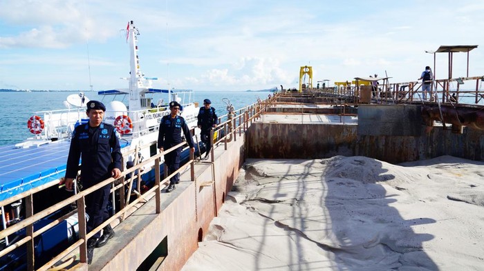 Penampakan Kapal Singapura Kena Ciduk Nyolong Pasir Kementerian Kelautan dan Perikanan (KKP) melakukan penghentian operasional dua kapal keruk (dradger) MV YC 6 dan MV ZS 9 berbendera Singapura yang diduga melakukan kegiatan pengerukan. Penghentian ini dilakukan lantaran belum ada izin dan dokumen yang lengkap untuk hasil kerukan (dumping) di Perairan Batam, Kepulauan Riau.