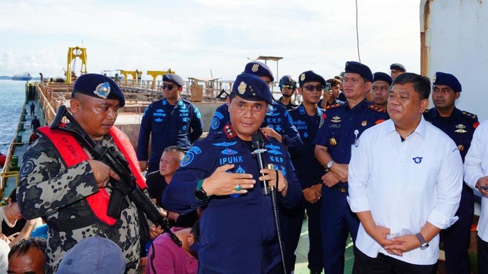 Kementerian Kelautan dan Perikanan (KKP) melakukan penghentian operasional dua kapal keruk (dradger) MV YC 6 dan MV ZS 9 berbendera Singapura yang diduga melakukan kegiatan pengerukan. Penghentian ini dilakukan lantaran belum ada izin dan dokumen yang lengkap untuk hasil kerukan (dumping) di Perairan Batam, Kepulauan Riau.