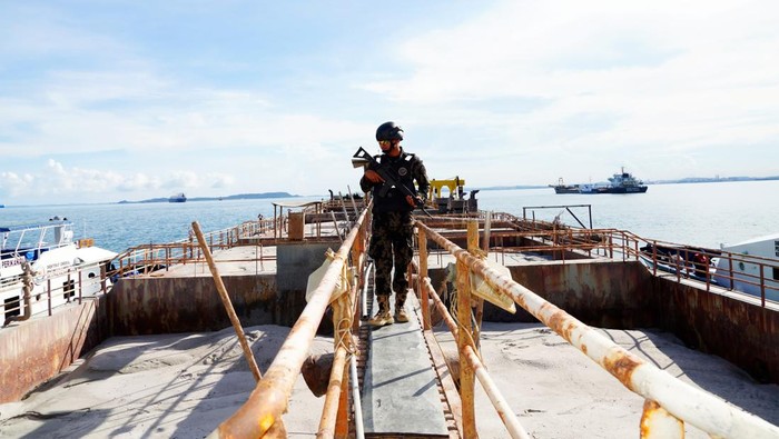 Penampakan Kapal Singapura Kena Ciduk Nyolong Pasir Kementerian Kelautan dan Perikanan (KKP) melakukan penghentian operasional dua kapal keruk (dradger) MV YC 6 dan MV ZS 9 berbendera Singapura yang diduga melakukan kegiatan pengerukan. Penghentian ini dilakukan lantaran belum ada izin dan dokumen yang lengkap untuk hasil kerukan (dumping) di Perairan Batam, Kepulauan Riau.