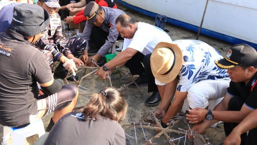 Para peserta menanam koral saat Nusa Penida Festival 2024 di Klungkung, Bali, Jumat (11/10/2024).