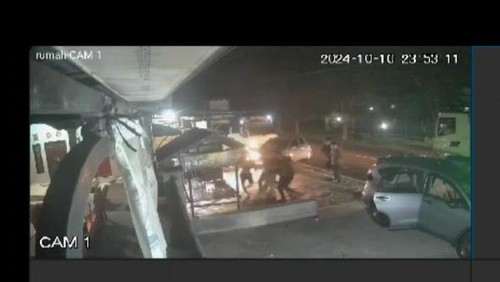 Pengeroyokan sopir truk oleh sejumlah orang yang mengaku aparat dan wartawan di Jalan Denpasar-Gilimanuk, tepatnya di Desa Candikusuma, Kecamatan Melaya, Jembrana, Kamis (11/10/2024). (Tangkapan layar rekaman CCTV)