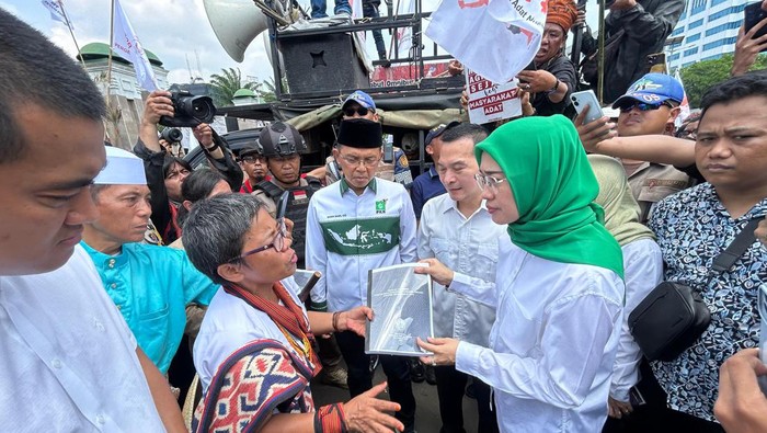 Petinggi Fraksi PKB temui massa demo di depang gedung DPR
