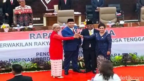 Pimpinan DPRD NTT, pose bersama seusai dilantik di Kupang, NTT, Jumat (11/10/2024). (Simon Selly/detikBali)