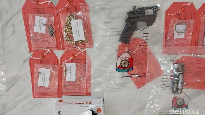 Pistol dan peluru yang digunakan Monang menembak 2 warga Kota Batu