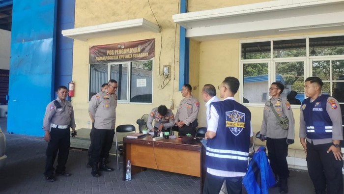 Polisi cek pengamanan hingga persiapan gudang logistik KPU di Margomulyo Surabaya