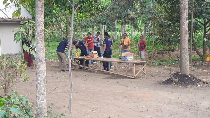 Polisi melakukan olah TKP penusukan di Jember