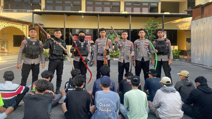 Polisi mengamankan gangster hingga senjata yang digunakan konvoi di Surabaya