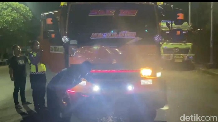 Polisi mengecek mobil truk yang terlibat tabrakan dengan motor dikendarai sekeluarga di Maros.