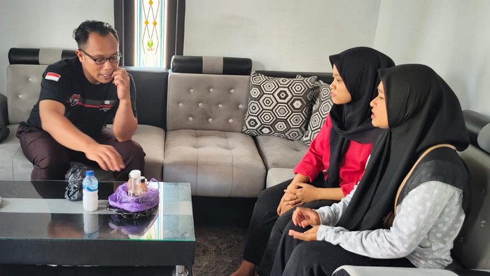 Polisi Ponorogo saat melakukan pemeriksaan keterangan di rumah korban penipuan