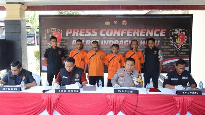 Polisi saat menunjukkan barang bukti uang palsu (Foto: Dok Polres Inhu)