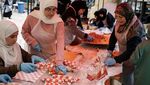 Potret Sibuknya Relawan Masak untuk Pengungsi Lebanon