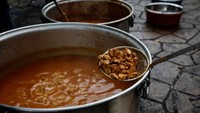 Produksi makanan di dapur umum ini setaip harinya mencapai 7.000 porsi makanan.