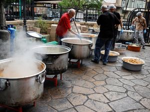 Potret Sibuknya Relawan Masak untuk Pengungsi Lebanon