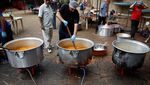 Potret Sibuknya Relawan Masak untuk Pengungsi Lebanon