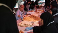 Meskipun menunya berubah setiap hari, Mizher mengatakan bahwa mereka mulai membuat roti lapis seperti shawarma karena itu adalah sesuatu yang mudah dimakan.