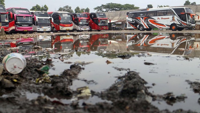 Kondisi Terminal Bus Bubulak yang tergenang air dan beberapa bagian jalan rusak di Kota Bogor, Jawa Barat, Jumat (11/10/2024). Tidak terawatnya infrastruktur terminal dan kerusakan jalan menyebabkan terminal tergenang air setelah hujan, sehingga mengurangi kenyamanan penumpang. ANTARA FOTO/Yulius Satria Wijaya/Spt.