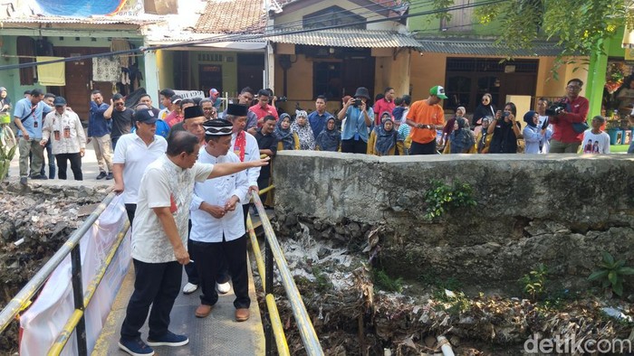 Pramono Anung meninjau bantaran Kali Sunter di Makasar, Jakarta Timur