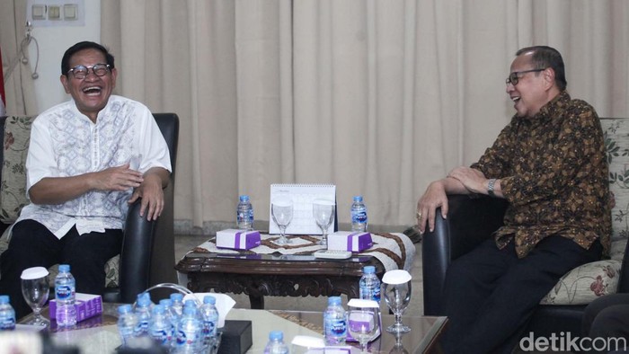 Pramono Bertemu Uskup Agung, Bahas Kesenjangan Calon gubernur Jakarta Pramono Anung bertemu Uskup Agung Kardinal Ignatius Suharyo. Pramono membahas masalah kesenjangan dengan Kardinal.